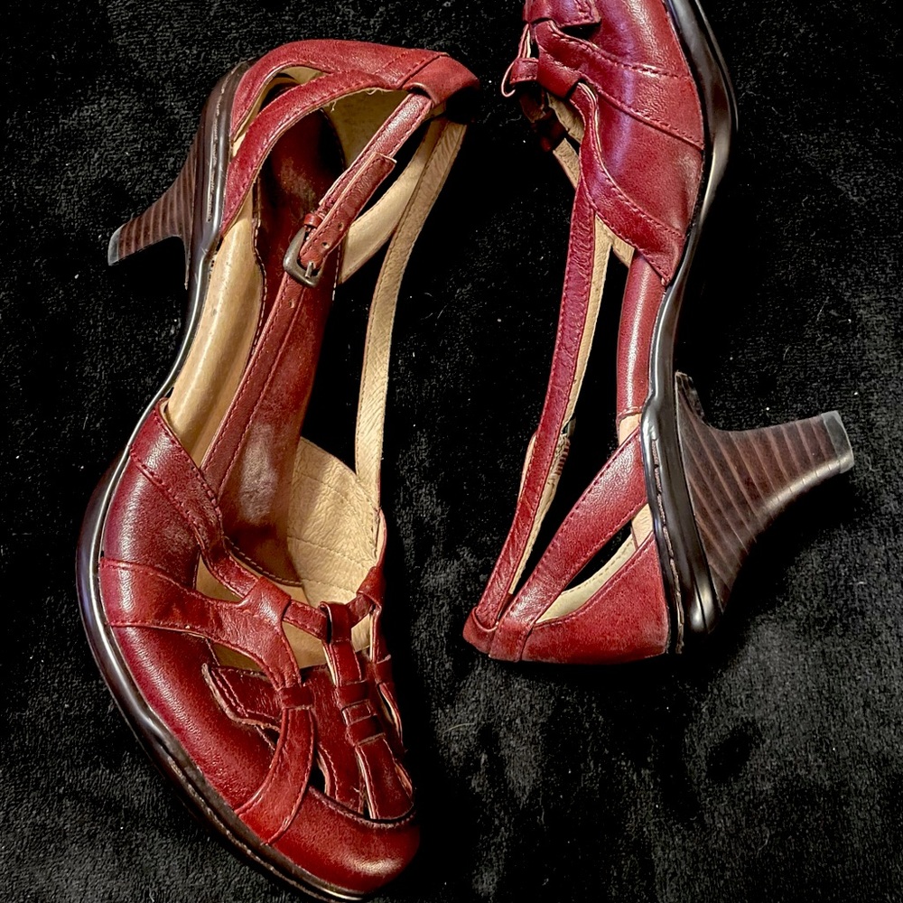 Söfft Since 1927 Burgundy Deep Red Kitten Heels, Woven Leather Detail, Size 8